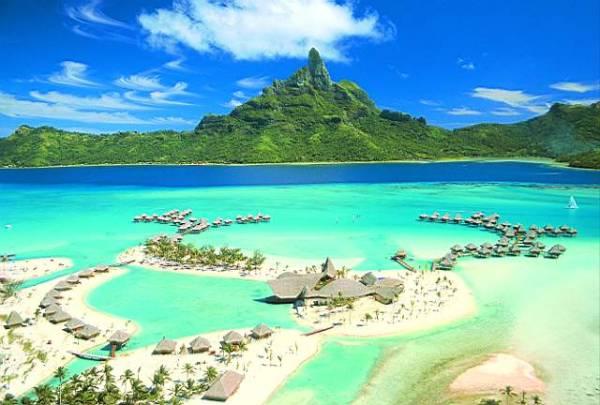 Uno de los exclusivos resorts de Bora Bora rodeada de increibles paisajes